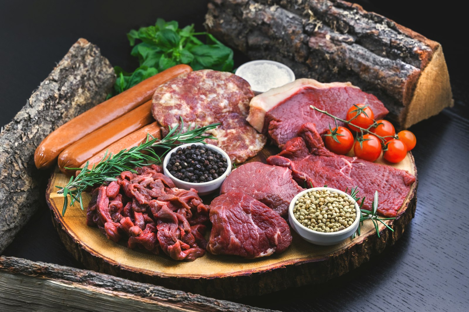 Ruim assortiment vers vlees op een plank